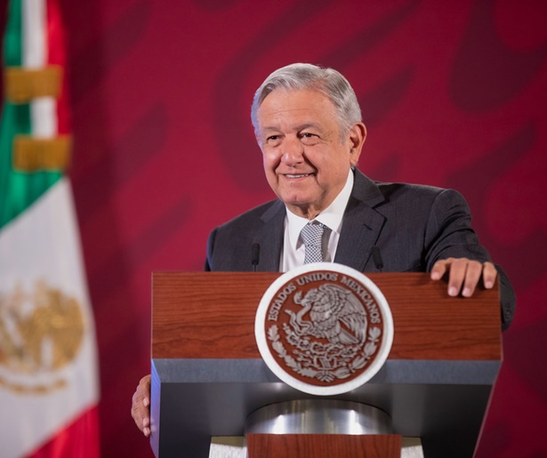 Amaga AMLO con ventilar a empresas deudoras del SAT