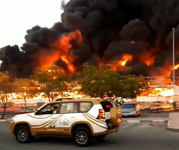 Incendio consume mercado en Emiratos Árabes Unidos