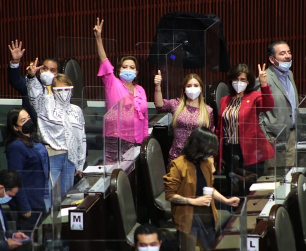 Consumada la elección de la Mesa Directiva, perredistas regresan a su bancada