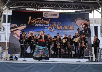 Festival internacional del Mariachi reúne a cientos, en plaza cívica
