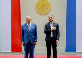 En segunda escala de su gira, AMLO llega a El Salvador y se reúne con Nayib Bukele