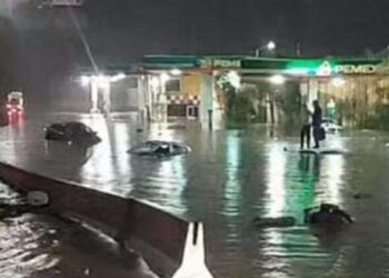 Inundaciones en Periférico Norte dejan 13 vehículos bajo el agua