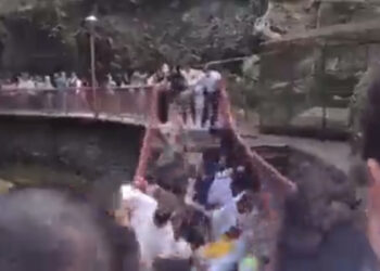 Cae puente colgante durante inauguración en Morelos; alcalde de Cuernavaca entre los heridos