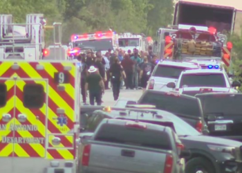 Encuentra caja de trailer con 46 migrantes muertos en San Antonio, Texas