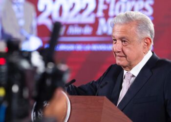 “Es inhumano, retrógrado y vulgar”, medida de Greg Abbott en frontera de Texas, asegura López Obrador