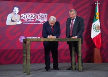 AMLO firma decreto para dar agua a NL por 10 años