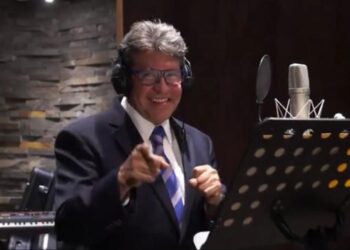 RICARDO MONREAL CANTA RAP CON JÓVENES TALENTOS