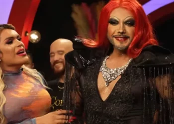 Alcalde de Neza se pone los tacones de drag queen y canta con el coro gay de la CDMX