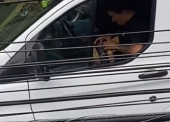 Captan a repartidores de Amazon abriendo paquetes en la CDMX