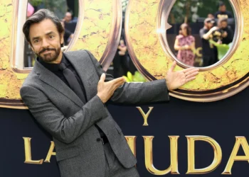 Eugenio Derbez delicado tras accidente; esposa prevé una recuperación “larga y difícil”