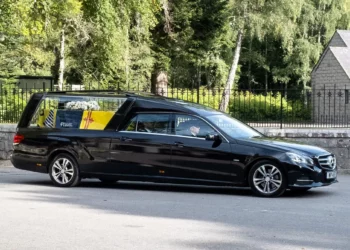Cortejo fúnebre con restos de la reina Isabel II sale de Balmoral