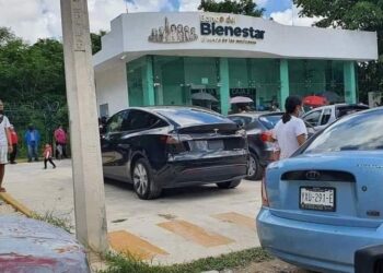 ABUELITO VA POR SU PENSIÓN DEL BIENESTAR EN UN TESLA DE 3 MILLONES DE PESOS