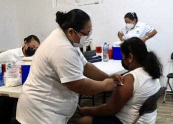 Vacunan a adolescentes y niños de Puerto Aventuras
