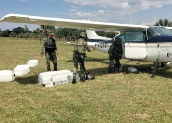 Ejército y Fuerza Aérea Mexicanos aseguran aeronave y posible cocaína en Chiapas