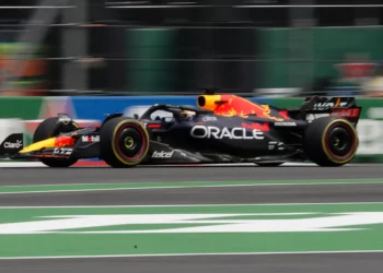 Max Verstappen gana en México; ‘Checo’ termina tercero y Red Bull se lleva doble podio