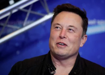 Elon Musk toma control de Twitter, reporta CNBC