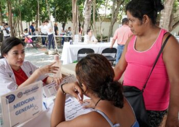 Lili Campos llevó servicios gratuitos a Misión de las Flores