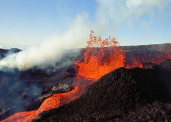 VIDEO: El volcán activo más grande del mundo, hace erupción