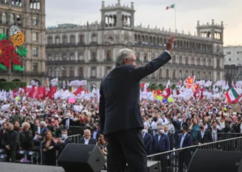 Diputados morenistas anuncian traslado de ciudadanos a marcha de AMLO; niegan acarreo