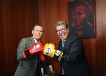 Julio César Chávez recibe reconocimiento del Senado y de Ricardo Monreal por trayectoria profesional y los esfuerzos por ser ejemplo para las nuevas generaciones