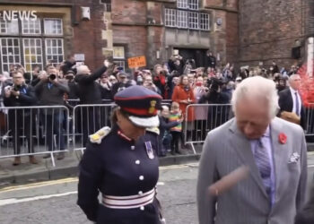 Arrojan huevos al rey Carlos III; hay un detenido