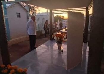 López Obrador visita tumba de su primera esposa Rocío Beltrán y la de sus padres en Villahermosa