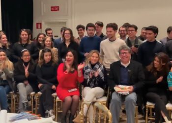 Ricardo Monreal convive como en casa, con estudiantes mexicanos en Madrid; acudirá a la Complutense