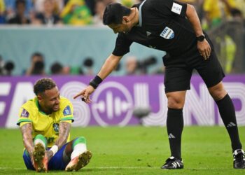 Pese a debut victorioso, Brasil tiembla por esguince en el tobillo de Neymar