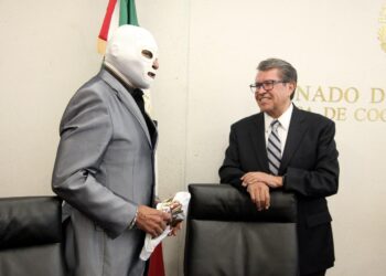 Un día antes de presentarse en la Arena México, Ricardo Monreal recibe máscara con sus iniciales