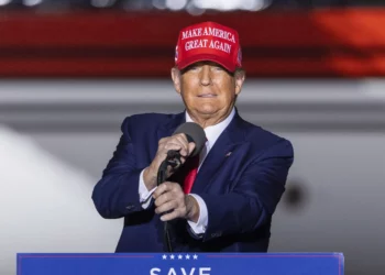 Elon Musk realiza encuesta para saber si Donald Trump debe volver a Twitter