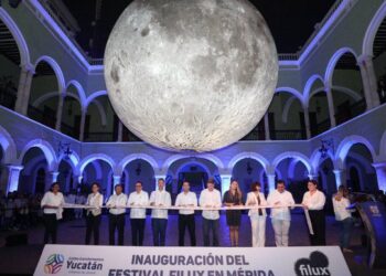 El gobernador de Yucatán Mauricio Vila inaugura el Festival Internacional de las Luces FILUX