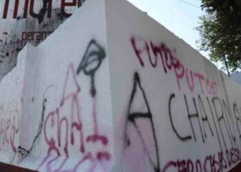 Vandalizan y queman edificio de Morena en Toluca