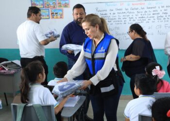 Lili Campos dota de uniformes a 33 mil niños y niñas de Solidaridad