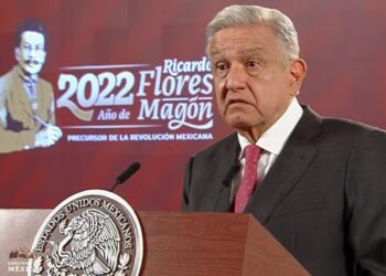 Ironiza AMLO sobre la marcha del domingo: Habrá muchísimos acarreados, porque están contentos