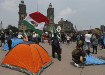 Maestros instalan plantón frente a Palacio Nacional