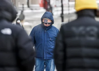 EE.UU. se congela bajo una tormenta helada que deja a millones sin luz