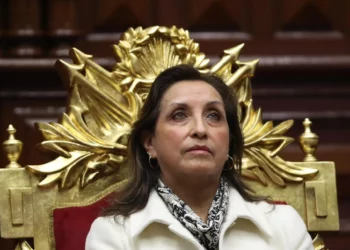 Dina Boluarte juramenta como presidenta de Perú tras destitución de Castillo