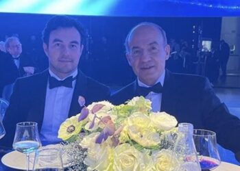Checo Pérez festeja con Felipe Calderón su reconocimiento en la Gala de la FIA