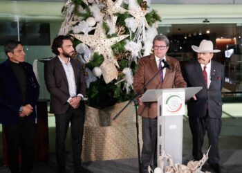 RICARDO MONREAL ENCIENDE ÁRBOL DE NAVIDAD EN EL SENADO