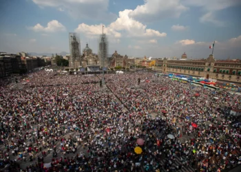 “Que presenten pruebas”: AMLO sobre denuncias de acarreo en marcha 27N