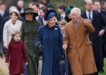 Carlos III rinde tributo a la fe de Isabel II y a quienes ayudan a los demás