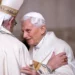 Se agrava estado de salud de Benedicto XVI; papa Francisco pide oraciones
