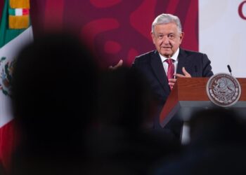 “Tengan cuidado”: AMLO a quienes buscan salirse de Morena para irse a oposición