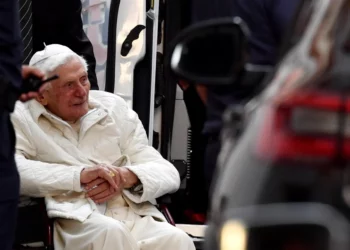Benedicto XVI está “lúcido” pero sigue “grave”, confirma el Vaticano