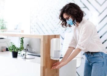 El uso correcto de los antibióticos y la lucha contra la resistencia antimicrobiana, un problema global.