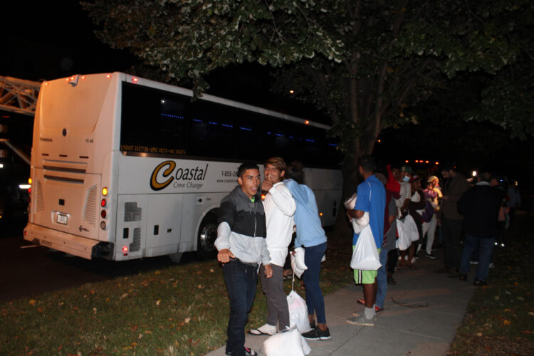 Migrantes llegan en un autobús hoy a Washington (EE.UU.). EFE/Octavio Guzmán