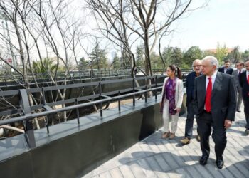 Inauguran AMLO y Claudia Sheinbaum Calzada Flotante y Centro de Cultura Ambiental de Chapultepec