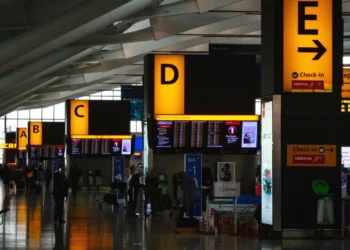 Detienen a hombre por hallazgo de uranio en aeropuerto de Heathrow