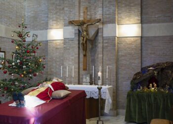 Con casulla pontificia y sin palio, así se ve a Benedicto XVI en primeras fotos difundidas por El Vaticano