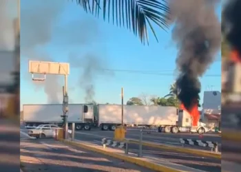 Se extienden a Mazatlán bloqueos por detención de Ovidio Guzmán